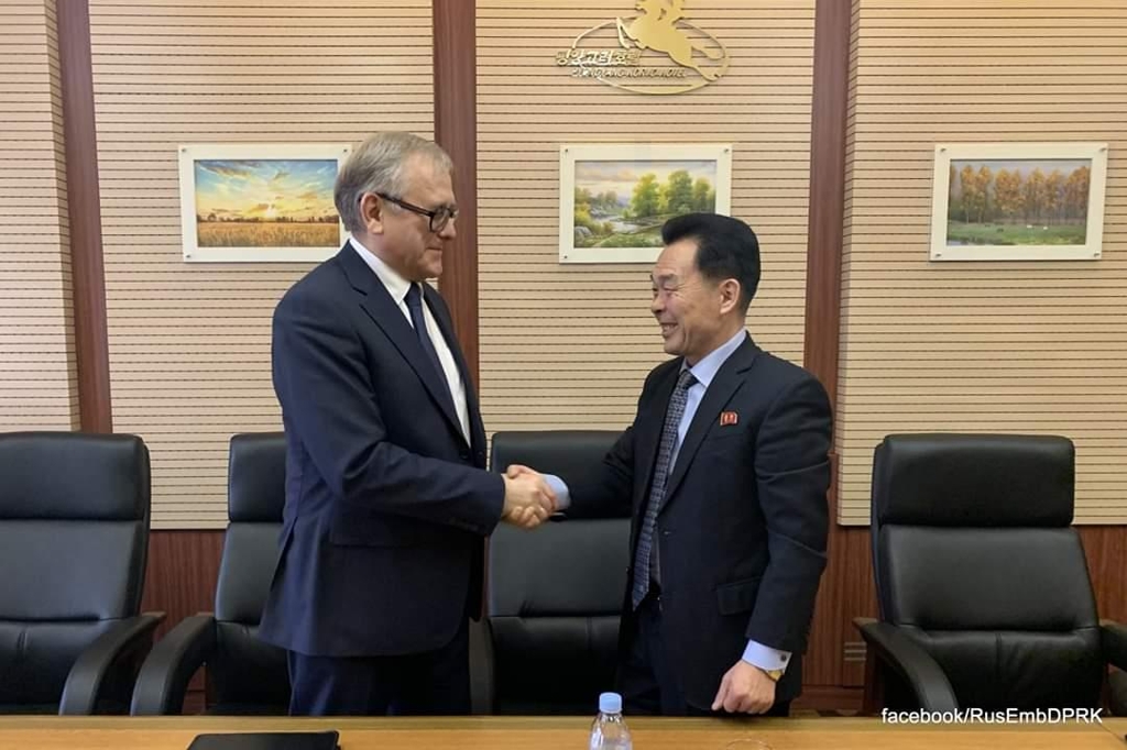 왼쪽부터 마체고라 주북 러시아 대사, 리영선 북한 민용항공총국 부총국장.