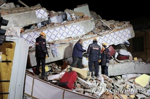 24일 강진이 발생한 터키 동부 엘라지의 무너진 건물에서 구조대원들이 매몰자를 찾고 있다. [로이터=연합뉴스] 