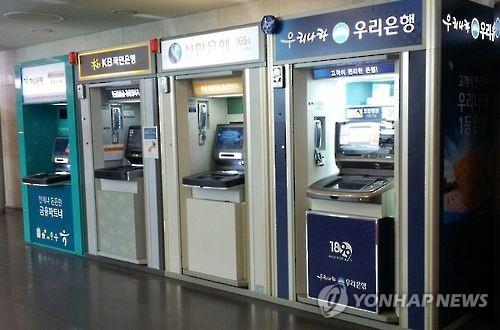 사용 줄어드는 현금입출금기