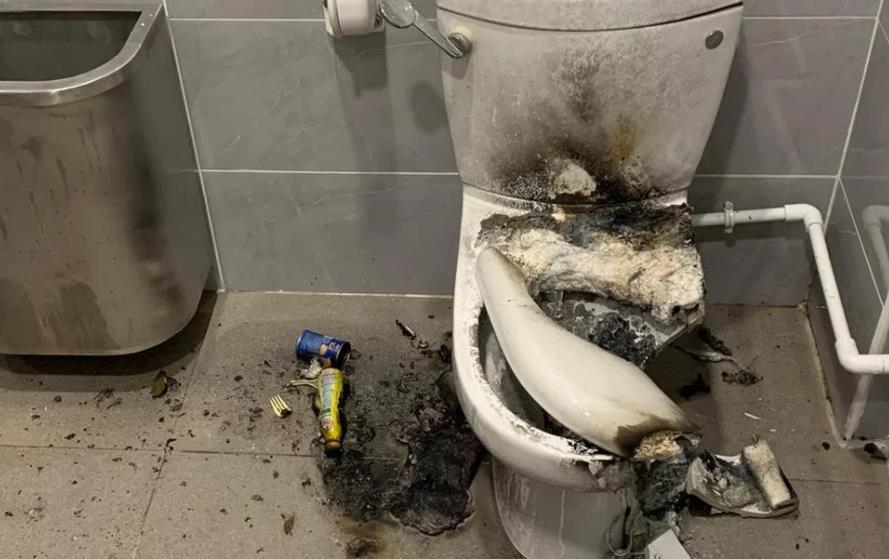 홍콩 화장실에서 사제폭탄 폭발