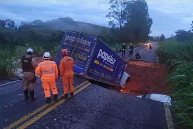 브라질 남동부 지역 고속도로가 집중호우로 무너져 내렸다. [브라질 뉴스포털 UOL] 