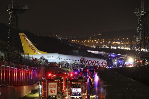 이스탄불 공항 활주로서 이탈해 세 동강 난 페가수스 항공 여객기