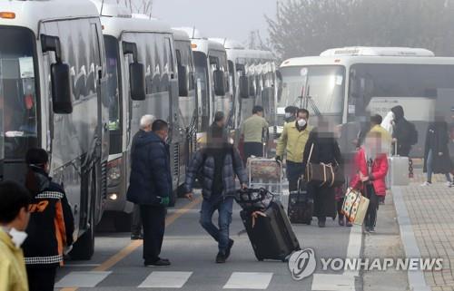 우한 교민들 '잘 머물다 돌아갑니다' (진천=연합뉴스) 김주형 기자 = 15일 오전 신종 코로나바이러스 감염증(코로나19) 진원인 중국 후베이성 우한시에서 1차 전세기편으로 귀국해 14일간의 격리 생활을 마친 교민들이 충북 진천 국가공무원인재개발원에서 퇴소하고 있다. 2020.2.15 kjhpress@yna.co.kr(끝)