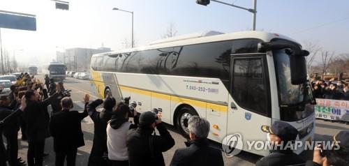 진천 인재개발원 나서는 버스들 (진천=연합뉴스) 이승민 기자 = 15일 오전 충북 진천군 국가공무원인재개발원 앞에서 2주간의 격리 생활을 마친 우한 교민들을 주민들이 환송하고 있다. 2020.2.15 logos@yna.co.kr(끝)
