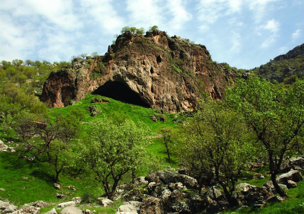 이라크 쿠르디스탄 바라도스트 산 기슭의 샤니다르 동굴 입구 