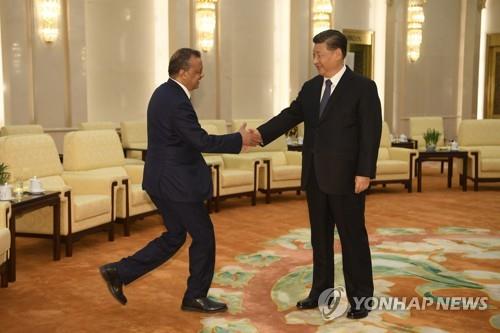 시진핑(오른쪽) 중국 국가주석 만난 WHO 사무총장(왼쪽)