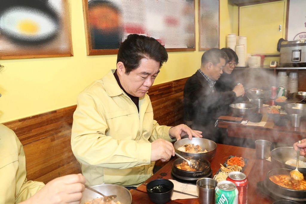 코로나19 확진자 방문 식당에서 식사하는 박준희 관악구청장