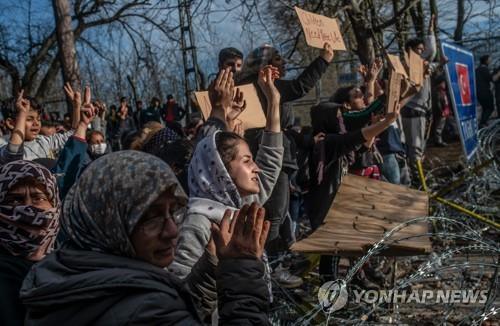 유럽으로 가기 위해 그리스-터키 국경에 몰려든 난민들