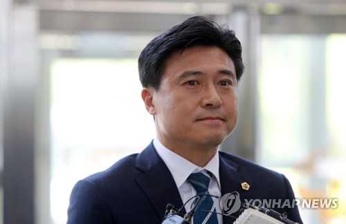지난해 5월 경찰에 출석한 김종천 대전시의회 의장