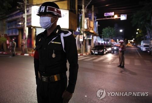 오후 10시~오전 4시 통행금지 직전 방콕 도로에 배치된 헌병과 경찰 2020.4.3