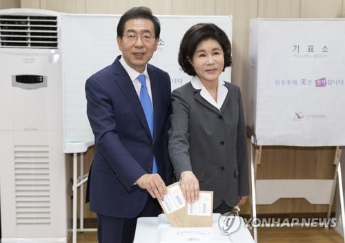 2018년 6월 지방선거 당시 투표하는 박원순 시장과 강난희 여사