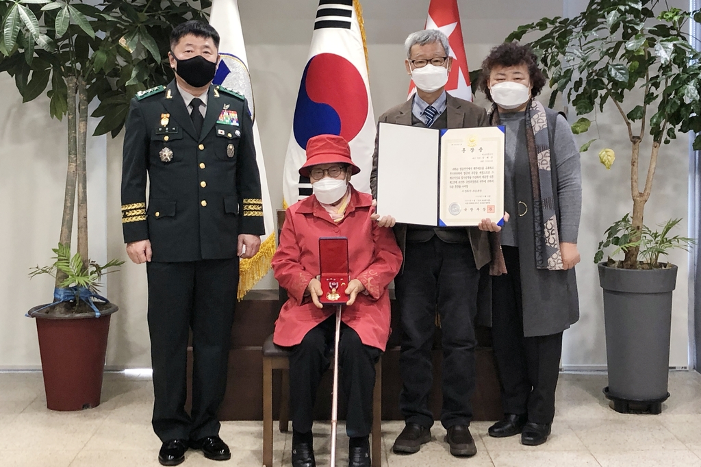 6·25 참전용사에게 67년만에 전달된 훈장
