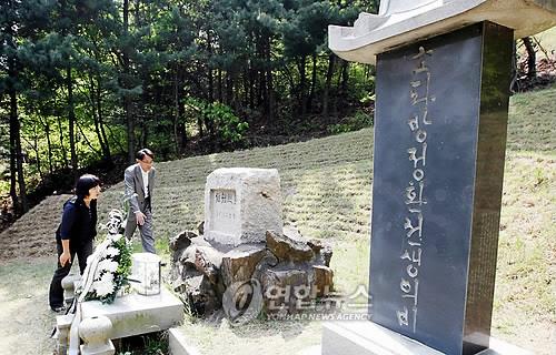 어린이날을 하루 앞둔 2009년 5월 4일 시민들이 망우묘지공원의 방정환 묘소를 둘러보고 있다. [연합뉴스 자료사진]
