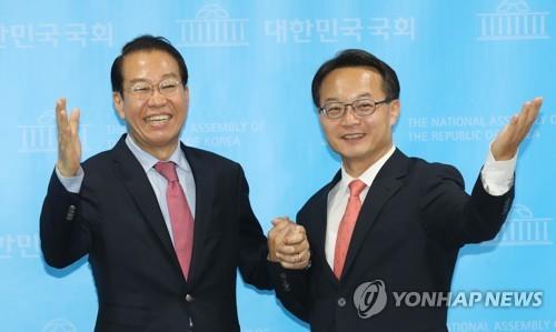 경선 출마 회견 마치고 포즈 취하는 권영세와 조해진 (서울=연합뉴스) 하사헌 기자 = 미래통합당 권영세 원내대표 후보(왼쪽)와 조해진 정책위의장 후보가 6일 국회 소통관에서 원내대표 경선 출마 회견을 마치고 포즈를 취하고 있다. 2020.5.6 toadboy@yna.co.kr(끝)