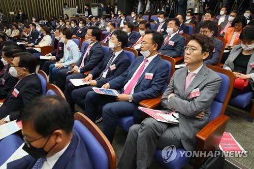 원내대표 및 정책위의장 합동토론 지켜보는 통합당 당선인들 (서울=연합뉴스) 진성철 기자 = 미래통합당 김웅(가운데줄 오른쪽부터), 유상범, 김병욱 당선인 등이 8일 국회에서 열린 2020년 원내대표 및 정책위의장 선출을 위한 합동토론회에서 주호영·이종배 조와 권영세ㆍ조해진 조의 답변을 듣고 있다. 2020.5.8 zjin@yna.co.kr(끝)