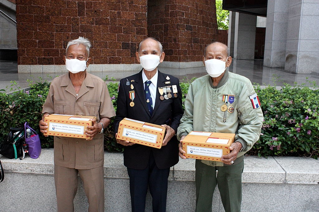 한국산 KF마스크를 전달받은 태국의 6·25 참전용사들
