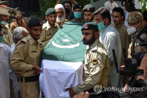 파키스탄 여객기 추락으로 숨진 군인 가족 장례식