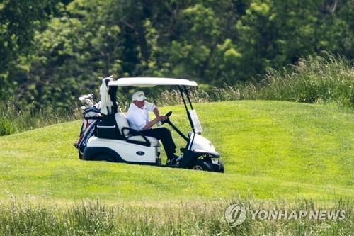 미국 현충일 연휴인 23일 골프장 찾은 트럼프 대통령