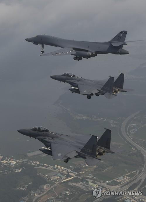 한국 공군과 공조비행 중인 미국의 B-1B 폭격기(맨윗쪽)[연합뉴스 자료사진]