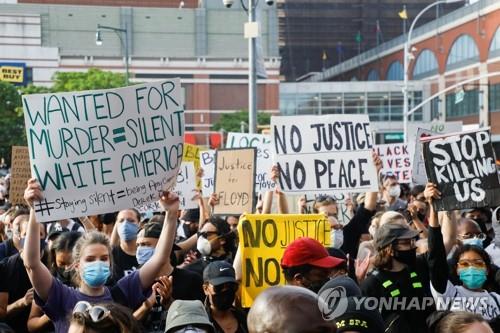 5월 29일 미국 뉴욕 브루클린 지구에서 집회 참가자들이 '정의 없이 평화 없다' 등의 구호가 적힌 피켓을 들고 있다. [연합뉴스 자료사진]