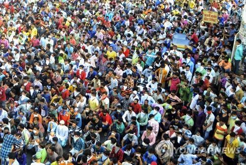 4월 14일 인도 뭄바이 반드라 기차역에서 시위를 벌이는 이주노동자. [EPA=연합뉴스]