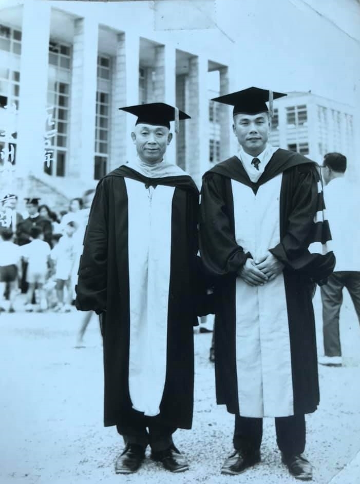 1970년 이학박사학위를 받은 뒤 은사(왼쪽)와 함께 사진을 찍은 안 전 교수(오른쪽)