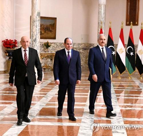 6일 기자회견장의 엘시시(가운데) 이집트 대통령과 리비아 동부군벌 하프타르(우)