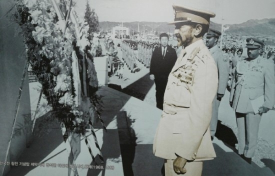 1968년 방한한 에티오피아의 하일레 셀라시에 황제가 강원도 춘천의 에티오피아 참전기념탑에 헌화하고 있다. [월드투게더 제공, 재판매 및 DB 금지]