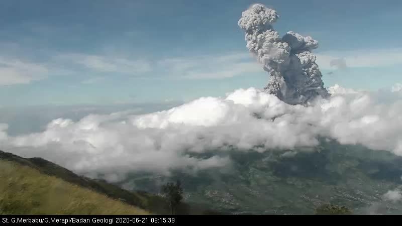 인도네시아 므라피 화산 두 차례 분화…화산재 기둥 6㎞ 치솟아