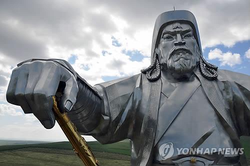 몽골 수도 울란바토르 외곽의 칭기즈칸 동상