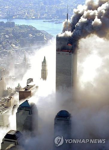 알카에다의 항공기 충돌로 불타는 미국 뉴욕 세계무역센터