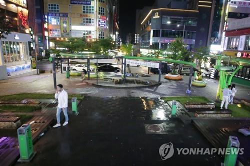 텅 빈 금요일밤 광주 상무광장