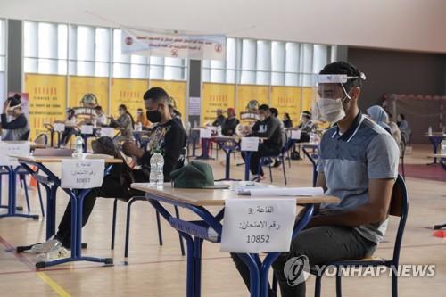7월 3일(현지시간) 북아프리카 모로코의 수도 라바트에서 마스크를 착용한 학생들이 대학입학 시험을 치르고 있다.[EPA=연합뉴스 자료사진]