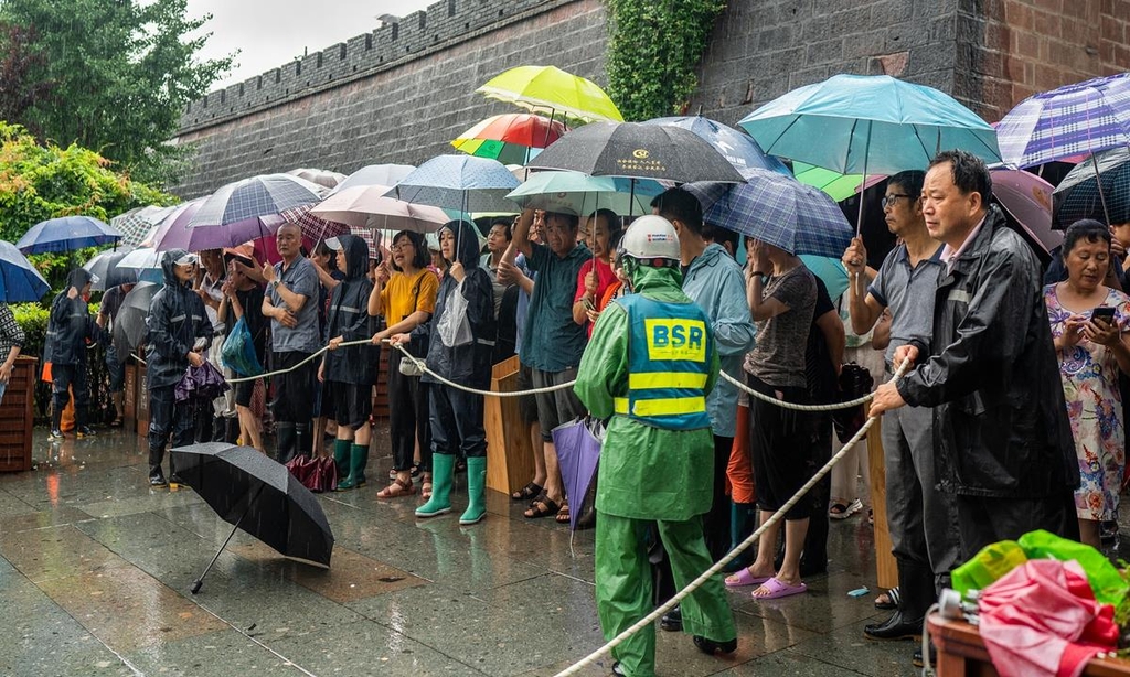 가오카오 고사장 앞에서 수험생을 기다리는 학부모들
