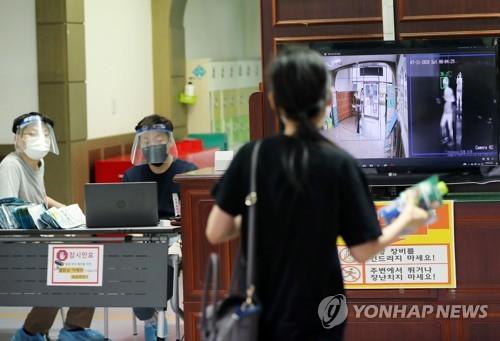 공무원시험장 코로나19 확산에 긴장감