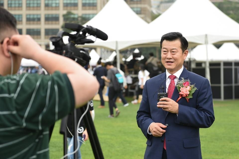 한 방송사 인터뷰에 응하는 이선호 회장