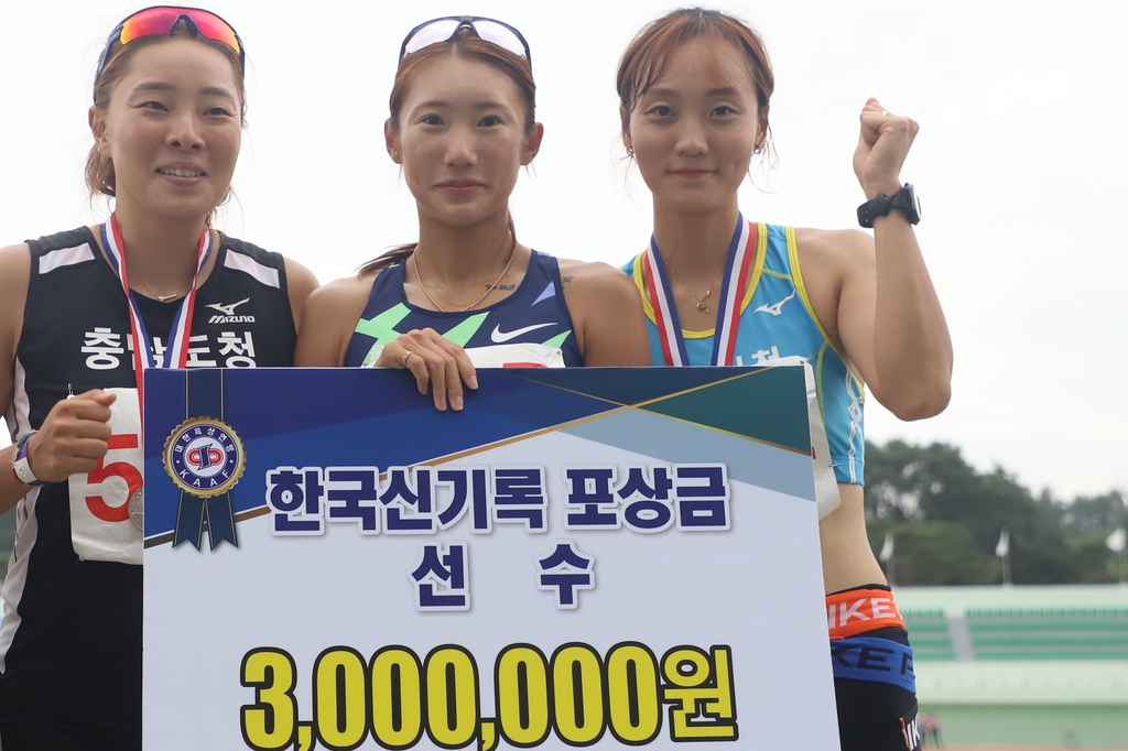 한국 신기록 포상금을 받는 정연진