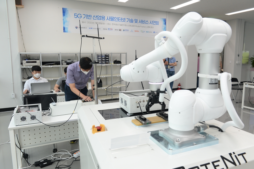 5G 기술을 이용해 이동형 로봇을 제어하는 ETRI 연구팀