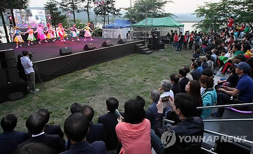 지난 2015년 성황리에 열렸던 춘천연극제 모습