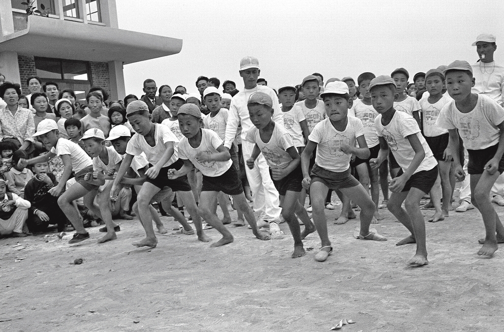 인천 주안초등학교에서 맨발에 비장한 표정으로 달리기 출발선에 선 어린이들. 1968년 [한치규 제공] 