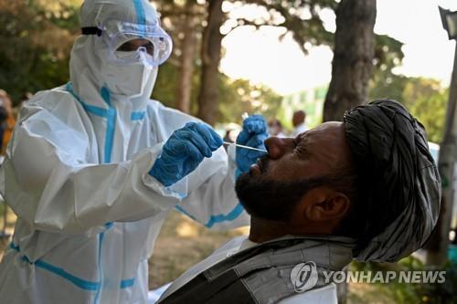 아프가니스탄 수도 카불에서 코로나19 검사를 진행하는 의료진. [AFP=연합뉴스]