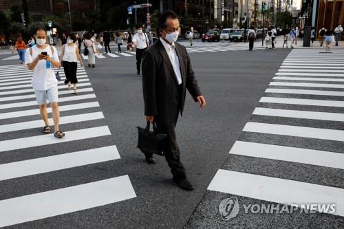 (도쿄 로이터=연합뉴스) 4일 일본 도쿄도(東京都)의 도심에서 마스크를 쓴 사람들이 횡단보도를 건너고 있다.