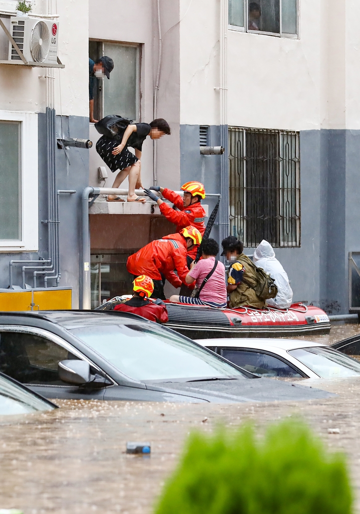 '탈출' 대전 침수 피해 아파트에서 빠져나오는 주민 