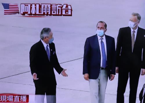 앨릭스 에이자 미 보건장관(가운데)