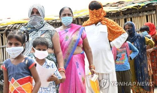 인도 뉴델리에서 코로나19 검사를 기다리는 파키스탄 출신 힌두교도 이주민. [EPA=연합뉴스]