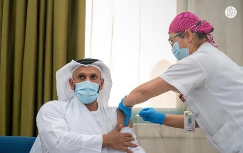 코로나19 백신 시험물질을 접종받는 셰이크 압둘라 아부다비 보건청장[아부다비 공보청. 재판매 및 DB 금지]