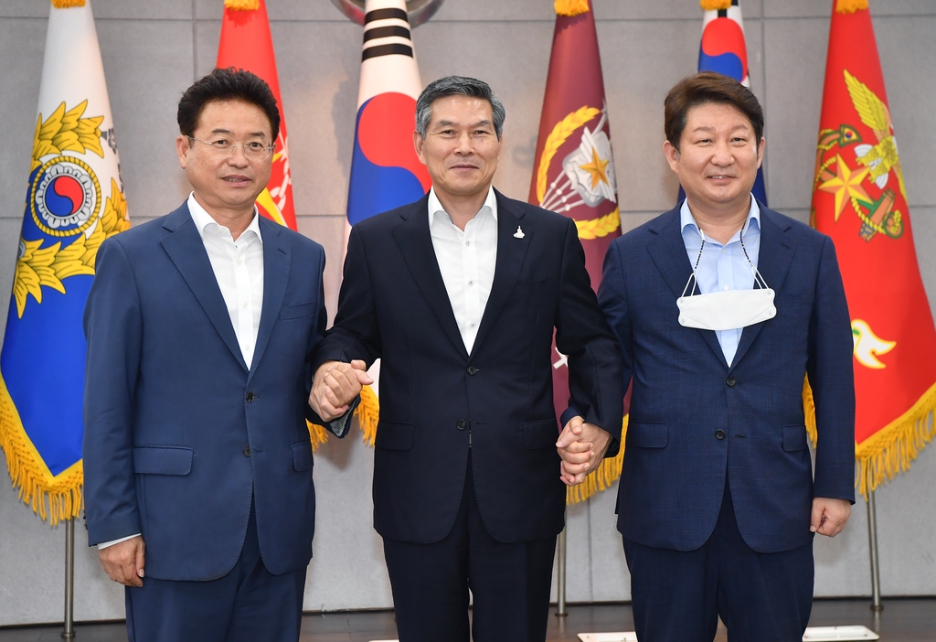 이철우 경북지사(왼쪽부터), 정경두 국방부 장관, 권영진 대구시장 통합신공항 논의