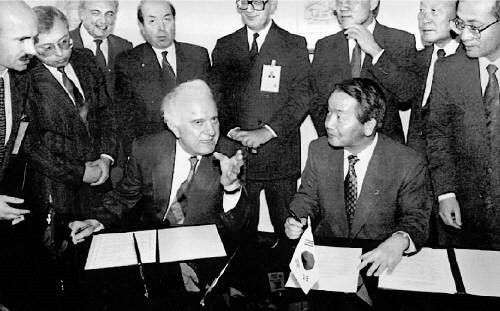 최호중 외무장관(오른쪽)과 예두아르트 셰바르드나제 소련 외무장관이 1990년 9월 30일 미국 뉴욕 유엔본부 안보리 의장실에서 한·소 수교 협정에 서명한 뒤 이야기를 나누고 있다. [연합뉴스 자료사진]
