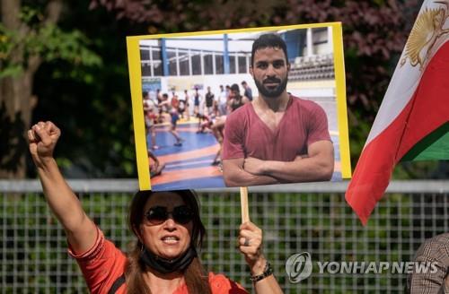 독일의 이란 반체제 단체가 12일 베를린에서 레슬링선수 사형 집행에 항의하고 있다