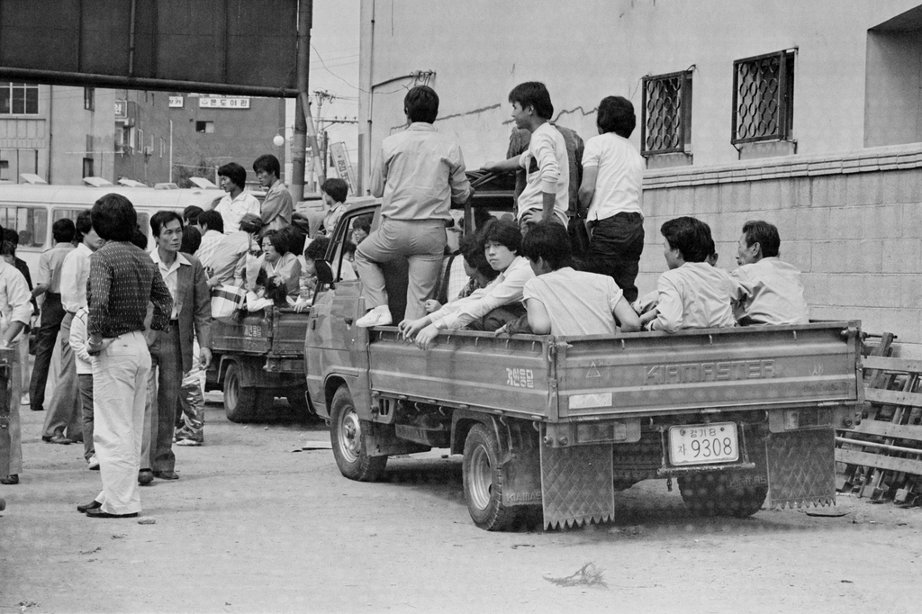 용달차 뒤에 타고 성묘 가는 시민들(1984년)